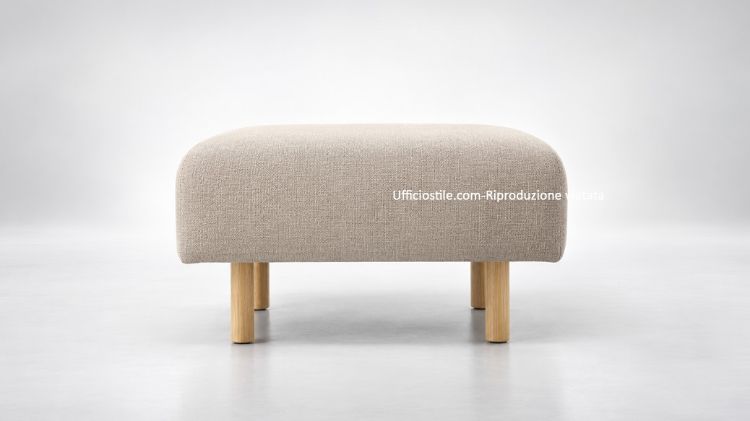 Pouf da 82 cm con interni in legno, imbottitura in poliuretano espanso, struttura in acciaio verniciato bianco, piedini in rovere e rivestimento in poliestere Trevira CS®.