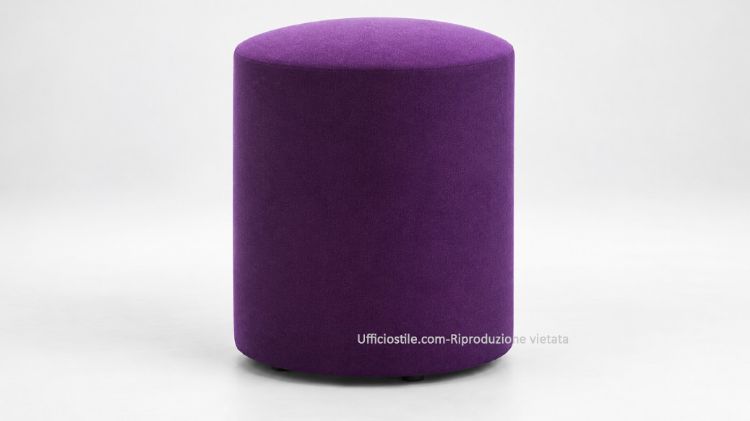 Pouff cilindrico per zone attesa e relax in ufficio, con struttura in multistrati e fibre di legno trattate, imbottitura in poliuretano espanso indeformabile, molleggio con cinghie elastiche, piedini in nylon nero e rivestimento in tessuto Trevira CS.