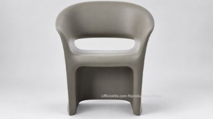 Seduta a pozzetto Mark in polietilene non poroso, realizzata mediante stampaggio rotazionale, adatta per aree attesa, lounge, spazi contract e ambienti interni o esterni, disponibile in vari colori.