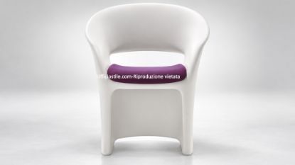 Seduta a pozzetto Mark in polietilene non poroso, realizzata mediante stampaggio rotazionale, adatta per ambienti interni ed esterni, con cuscino removibile e sfoderabile in tessuto ignifugo per aree attesa, lounge e spazi contract.