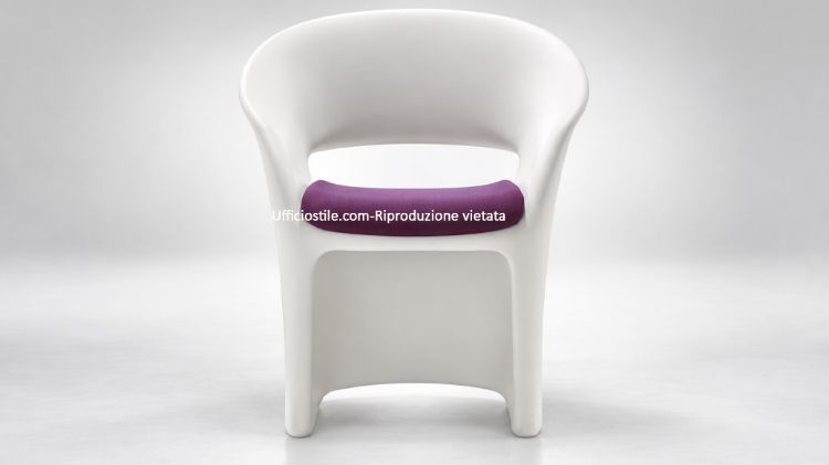 Seduta a pozzetto Mark in polietilene non poroso, realizzata mediante stampaggio rotazionale, adatta per ambienti interni ed esterni, con cuscino removibile e sfoderabile in tessuto ignifugo per aree attesa, lounge e spazi contract.