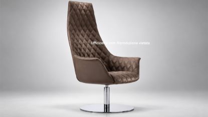 Poltrona lounge girevole Kim per ufficio, reception e aree direzionali, con rivestimento in ecopelle effetto rombi, base rotonda in acciaio inox, seduta avvolgente e rivestimento tecnico in P.V.C., cotone e poliuretano con certificazione di reazione al fuoco.