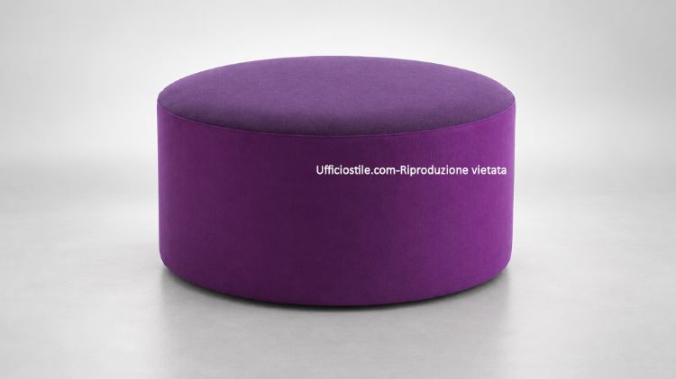 Pouff maxi per ufficio, aree attesa e zone relax, con struttura in multistrati e fibre di legno trattate, imbottitura in poliuretano espanso indeformabile, molleggio con cinghie elastiche, rivestimento in tessuto Trevira CS e configurazione a scelta con piedini in nylon nero oppure ruote doppie gommate.