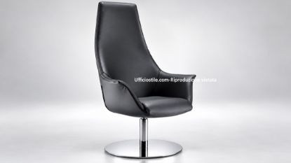 Poltrona Kim lounge girevole con schienale alto, base rotonda in acciaio inox effetto cromato, rivestimento in ecopelle ignifuga e dimensioni adatte ad aree lounge, uffici direzionali e spazi attesa professionali.