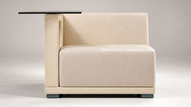 Poltrona per area lounge Ufficiostile con bracciolo elettrificato, scocca in legno imbottita, seduta in tessuto ignifugo Trevira CS e schienale in PVC, codice prodotto ITDMCI04.