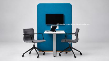 Tavolo multimediale in HPL Ufficiostile con pannello elettrificato, gamba passacavi, prese USB, predisposizione per fissaggio TV e ruote a scomparsa, codice prodotto ITDMCIME04.