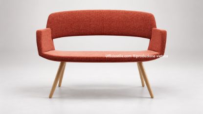 Divanetto attesa a 2 posti con gambe in legno finitura faggio, struttura interna in tubolare d’acciaio, bracciolo integrato allo schienale, imbottitura in poliuretano flessibile stampato a freddo Classe 1-IM ad alta fonoassorbenza e rivestimento in Trevira CS per reception e lounge ufficio.