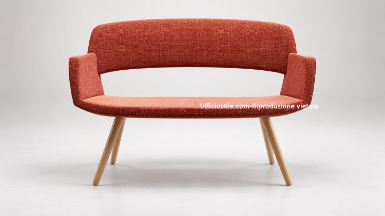 Divanetto attesa a 2 posti con gambe in legno finitura faggio, struttura interna in tubolare d’acciaio, bracciolo integrato allo schienale, imbottitura in poliuretano flessibile stampato a freddo Classe 1-IM ad alta fonoassorbenza e rivestimento in Trevira CS per reception e lounge ufficio.