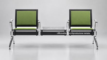 Panca attesa a 2 posti con sedile e schienale imbottiti, piano appoggio laterale in lamiera traforata e struttura su trave in acciaio verniciato, ideale per grandi spazi attesa, reception e ambienti professionali.