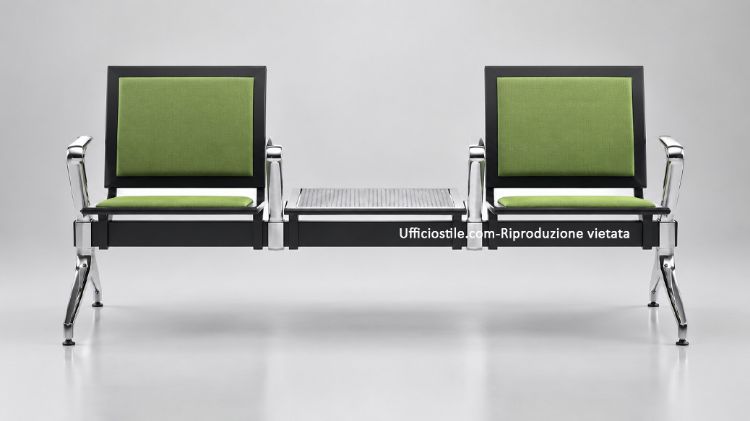 Panca attesa a 2 posti con sedile e schienale imbottiti, piano appoggio laterale in lamiera traforata e struttura su trave in acciaio verniciato, ideale per grandi spazi attesa, reception e ambienti professionali.