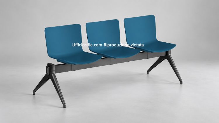 Panca attesa a 3 posti con sedili monoscocca in polipropilene disponibili in diversi colori, struttura in plastica e produzione Made in Italy, ideale per reception, sale d’attesa e ambienti professionali.