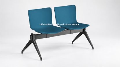 Panca attesa a 2 posti con sedili monoscocca in polipropilene disponibili in diversi colori, struttura in plastica e produzione Made in Italy, ideale per reception, sale d’attesa e ambienti professionali.