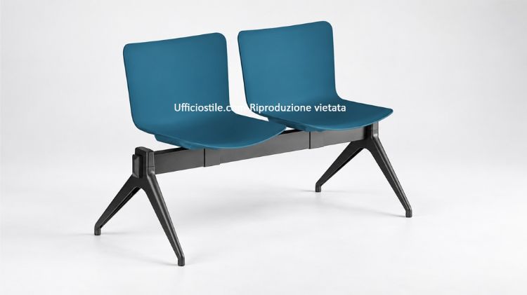 Panca attesa a 2 posti con sedili monoscocca in polipropilene disponibili in diversi colori, struttura in plastica e produzione Made in Italy, ideale per reception, sale d’attesa e ambienti professionali.