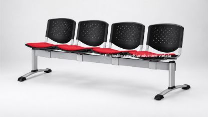 Seduta attesa a 4 posti con sedili rivestiti in tessuto 100% poliestere FR, schienali in polipropilene forato e struttura in alluminio verniciato grigio, ideale per reception, sale d’attesa, aree visitatori e ambienti ufficio professionali.