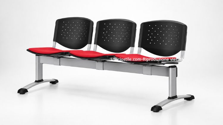 Seduta attesa a 3 posti con sedili rivestiti in tessuto 100% poliestere FR, schienali in polipropilene e struttura in alluminio verniciato grigio, ideale per reception, sale d’attesa, aree visitatori e ambienti ufficio professionali.