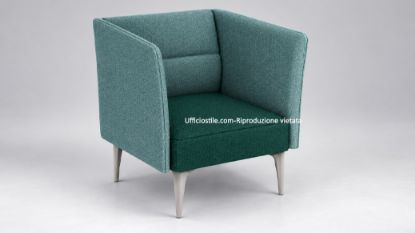 Poltrona attesa bicolore con struttura interna in acciaio, imbottitura in poliuretano flessibile stampato a freddo Classe 1-IM ad alta fonoassorbenza, rivestimento in poliestere FR Trevira CS e dimensioni adatte ad aree lounge, reception e spazi attesa professionali.