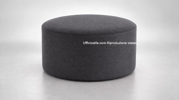 Pouff maxi per ufficio, aree attesa e zone relax, con struttura in multistrati e fibre di legno trattate, imbottitura in poliuretano espanso indeformabile, molleggio con cinghie elastiche, rivestimento in tessuto Trevira CS e configurazione a scelta con piedini in nylon nero oppure ruote doppie gommate.