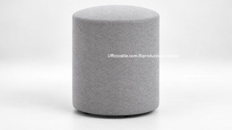 Pouff cilindrico per zone attesa e relax in ufficio, con struttura in multistrati e fibre di legno trattate, imbottitura in poliuretano espanso indeformabile, molleggio con cinghie elastiche, piedini in nylon nero e rivestimento in tessuto Trevira CS.