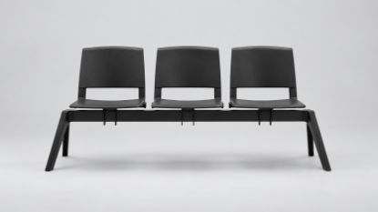 Clio Plastic Bench 03 P è una panca a tre posti per sale d'attesa, reception, spazi di transito e ambienti collettivi. La struttura presenta tre sedute indipendenti in polipropilene, montate su una trave portante in acciaio verniciato nero e sostenute da gambe in nylon nero.  La larghezza complessiva di 184,4 cm consente di organizzare tre posti a sedere con una struttura unica, particolarmente indicata per spazi di accoglienza e distribuzione dei flussi. I sedili sono disponibili in nero, bianco, antracite e rosso, con possibilità di inserire braccioli fissi e scegliere basamenti alternativi in alluminio o per fissaggio a pavimento.