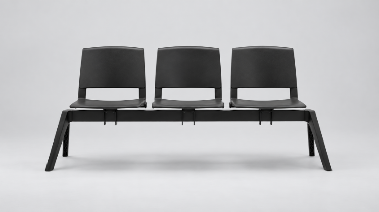 Clio Plastic Bench 03 P è una panca a tre posti per sale d'attesa, reception, spazi di transito e ambienti collettivi. La struttura presenta tre sedute indipendenti in polipropilene, montate su una trave portante in acciaio verniciato nero e sostenute da gambe in nylon nero.  La larghezza complessiva di 184,4 cm consente di organizzare tre posti a sedere con una struttura unica, particolarmente indicata per spazi di accoglienza e distribuzione dei flussi. I sedili sono disponibili in nero, bianco, antracite e rosso, con possibilità di inserire braccioli fissi e scegliere basamenti alternativi in alluminio o per fissaggio a pavimento.