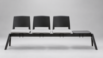 Clio Cover Bench 03 P + TAV è una panca per sala attesa composta da tre sedute imbottite e un tavolino laterale integrato, progettata per reception, ambienti collettivi e spazi di accoglienza professionale. Gli schienali sono realizzati in polipropilene, mentre i sedili sono imbottiti in poliuretano espanso flessibile ignifugo e disponibili con diversi rivestimenti.  La configurazione prevede tre posti affiancati e un tavolino collocato all'estremità destra della trave portante. La struttura in tubolare d'acciaio verniciato nero, con gambe in nylon nero, raggiunge una larghezza complessiva di 228,4 cm.  Clio Cover Bench 03 P + TAV permette di integrare posti a sedere e piano di appoggio in un unico elemento d'arredo. Sono disponibili schienali in polipropilene nero o bianco, rivestimenti di differenti categorie e gambe alternative per adattare il prodotto a progetti di arredo contract.