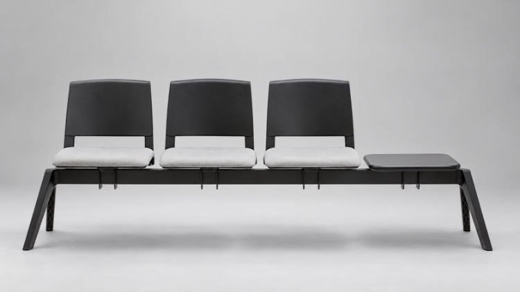 Clio Cover Bench 03 P + TAV è una panca per sala attesa composta da tre sedute imbottite e un tavolino laterale integrato, progettata per reception, ambienti collettivi e spazi di accoglienza professionale. Gli schienali sono realizzati in polipropilene, mentre i sedili sono imbottiti in poliuretano espanso flessibile ignifugo e disponibili con diversi rivestimenti.  La configurazione prevede tre posti affiancati e un tavolino collocato all'estremità destra della trave portante. La struttura in tubolare d'acciaio verniciato nero, con gambe in nylon nero, raggiunge una larghezza complessiva di 228,4 cm.  Clio Cover Bench 03 P + TAV permette di integrare posti a sedere e piano di appoggio in un unico elemento d'arredo. Sono disponibili schienali in polipropilene nero o bianco, rivestimenti di differenti categorie e gambe alternative per adattare il prodotto a progetti di arredo contract.