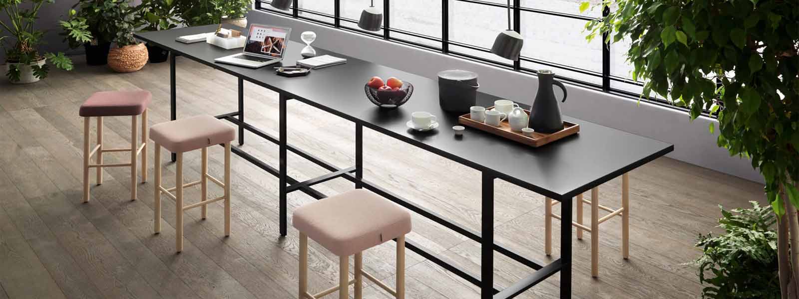 Buffet breakfast con banchi modulari e superfici in acciaio inox