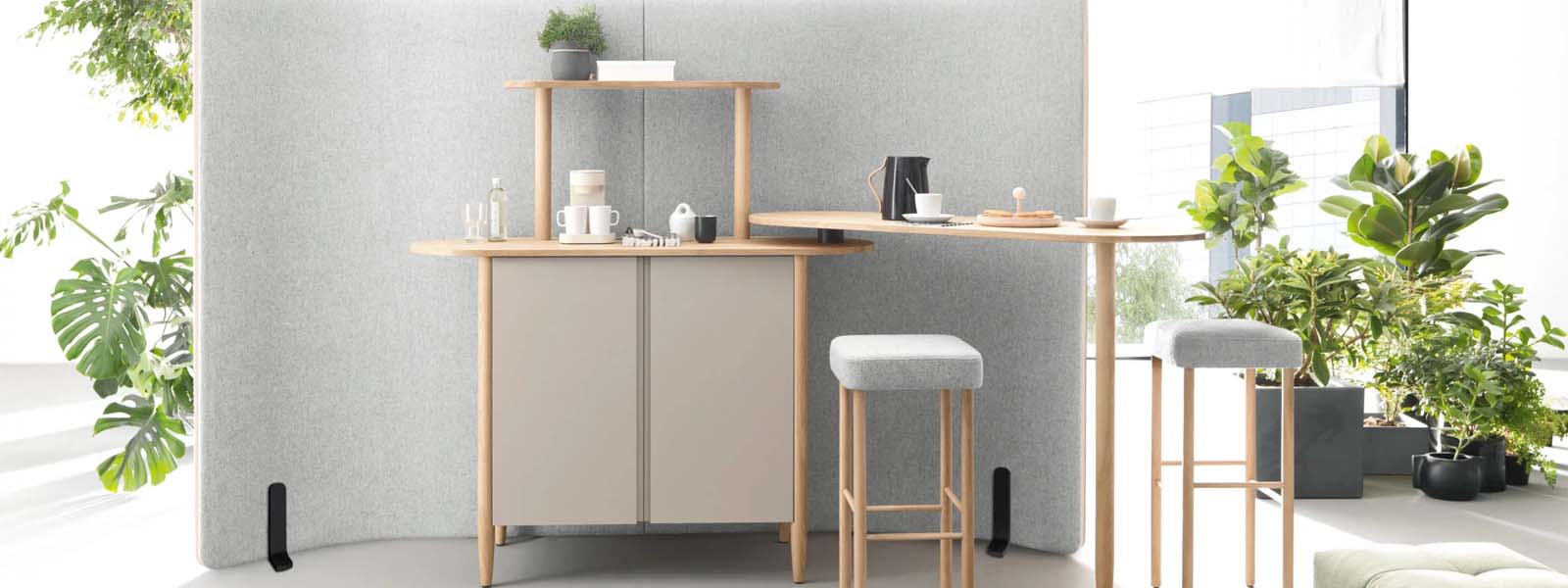 Buffet breakfast con banchi modulari e superfici in acciaio inox