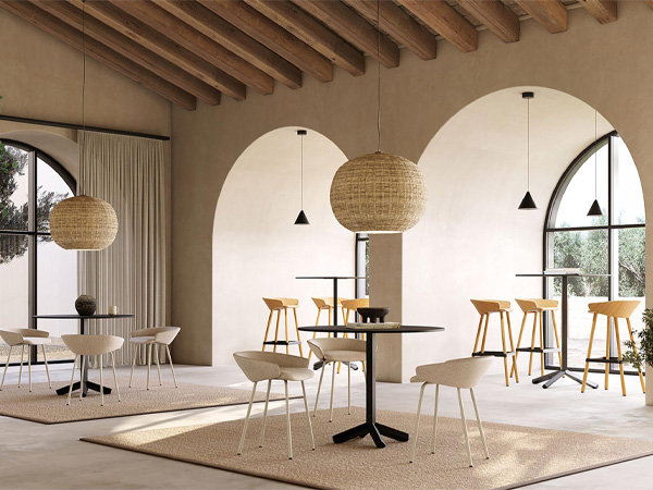 Tavolini tecnici e superfici d’appoggio per lounge hotel