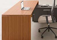 Postazioni operative e scrivanie pannellate Linea 405