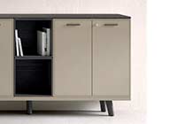 Linea Liar credenze e contenitori con piedini inclinati in legno
