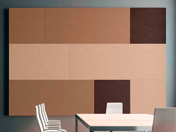 Configurazioni acustiche con pannelli, isole sospese e divisori verticali