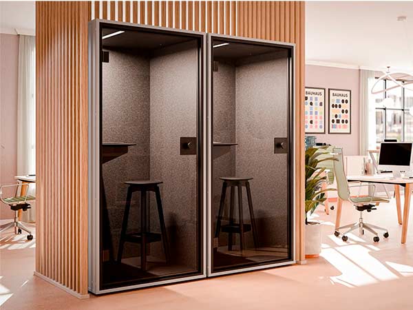Phone booth con pareti fonoisolanti per maggiore privacy