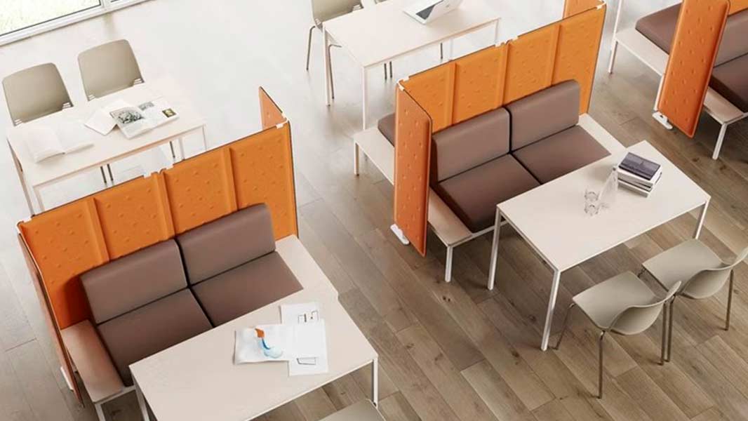 Divisori acustici verticali in open space operativo