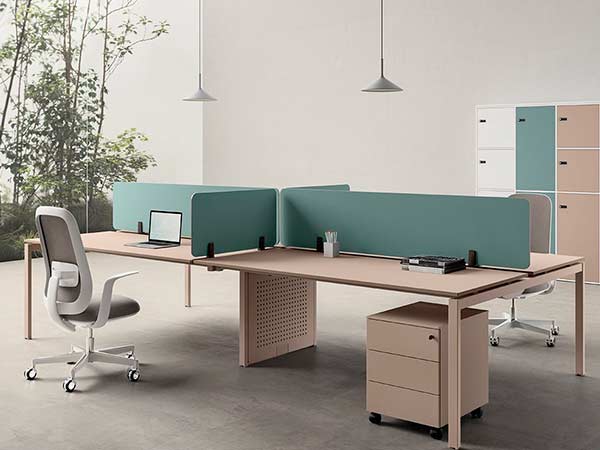 Strutture di bench condivisi con gambe e traverse comuni