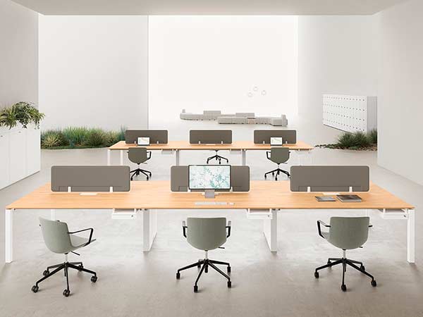 Open space con postazioni coworking ottimizzate per densità e spazio
