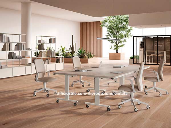 Tavoli modulari combinati in diverse configurazioni di meeting
