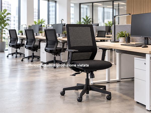 Poltrone operative pronte a magazzino in uffici operativi e coworking