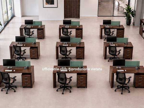 Vista dall’alto di scrivanie in formati standard allineate in ufficio