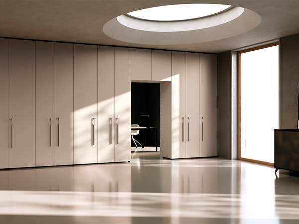 Fitted storage wall with integrated storage in an executive office