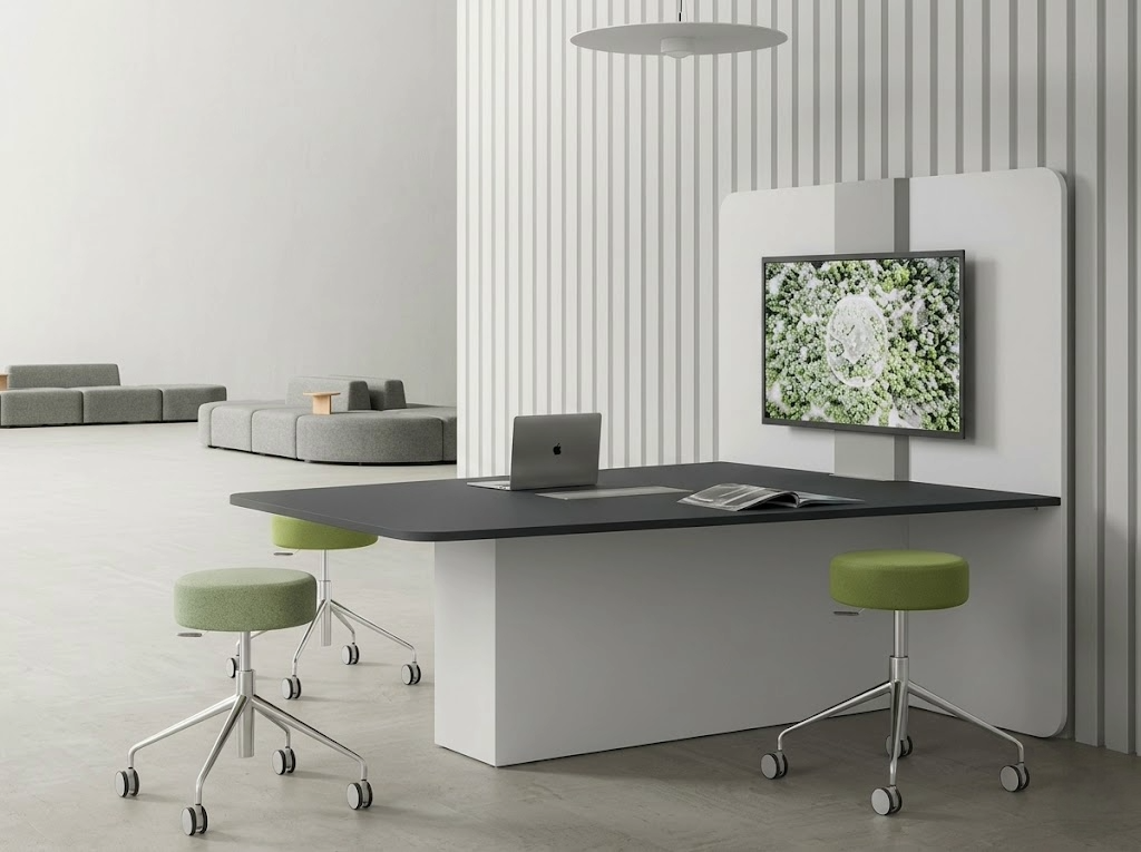 Tavoli riunioni modulari configurati per meeting e formazione