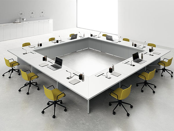 Tavoli riunioni modulari coordinati con arredi e pareti mobili