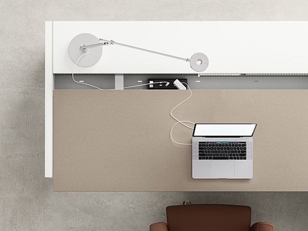 Lampada LED direzionale su scrivania executive