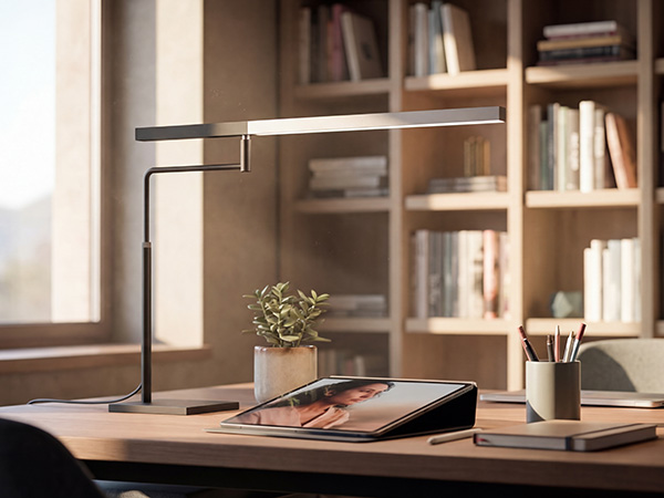 Task light regolabile che illumina la superficie di lavoro