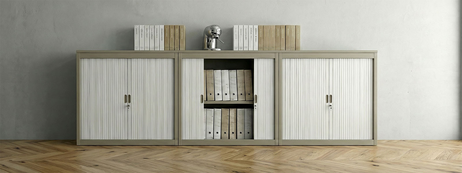 Armadio ante scorrevoli con finitura legno in area direzionale