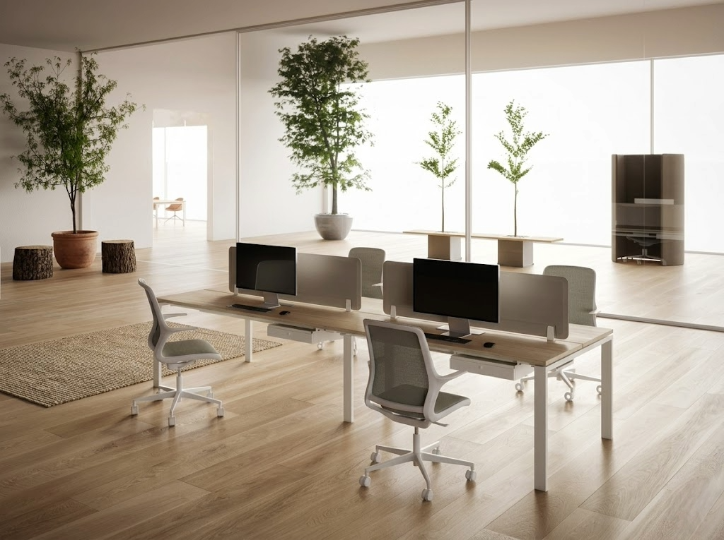 Scrivanie operative e bench condivisi con cablaggio integrato
