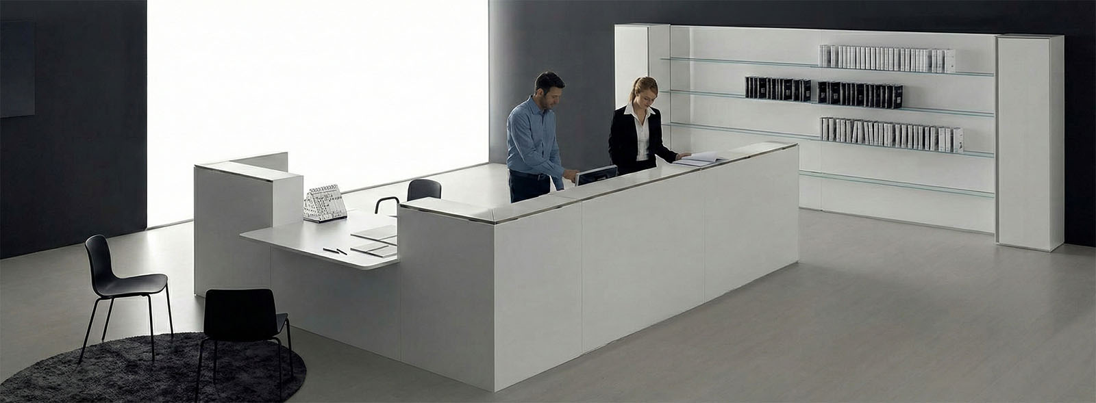 Dettaglio bancone reception con frontale retroilluminato e piano operatore