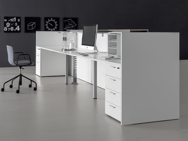 Bancone reception con altezze differenziate e sedute per i visitatori
