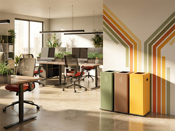 Contenitori raccolta differenziata dal design ordinato integrati nell’arredo ufficio