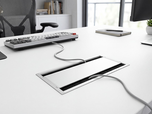 Dettaglio modulo pop-up con prese schuko, USB-A e USB-C integrate nel piano